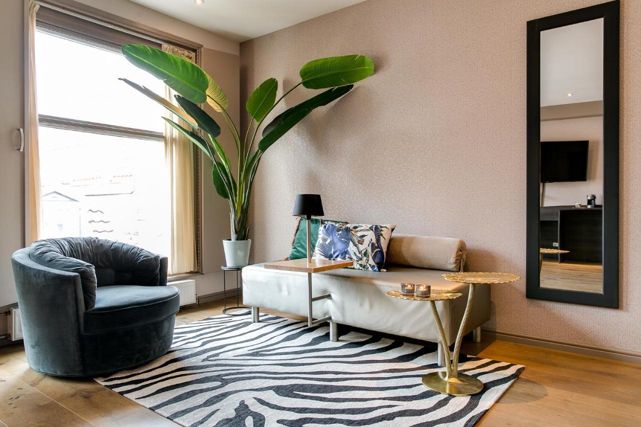 Brasss Hotel Suites Haarlem Eksteriør bilde A living room in a serviced apartment in London
