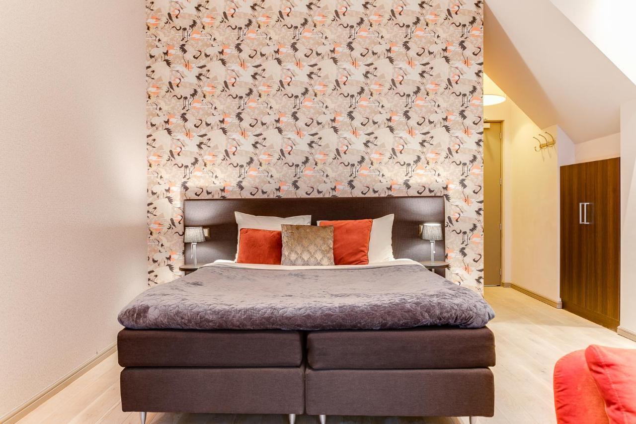 Brasss Hotel Suites Haarlem Eksteriør bilde A bedroom with a bed