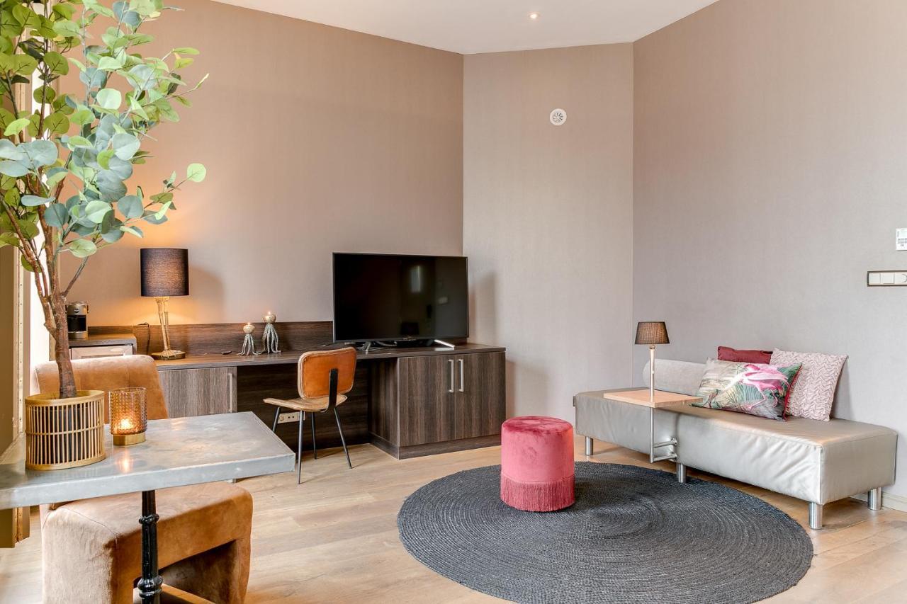 Brasss Hotel Suites Haarlem Eksteriør bilde A living room in a serviced apartment in Berlin, Germany