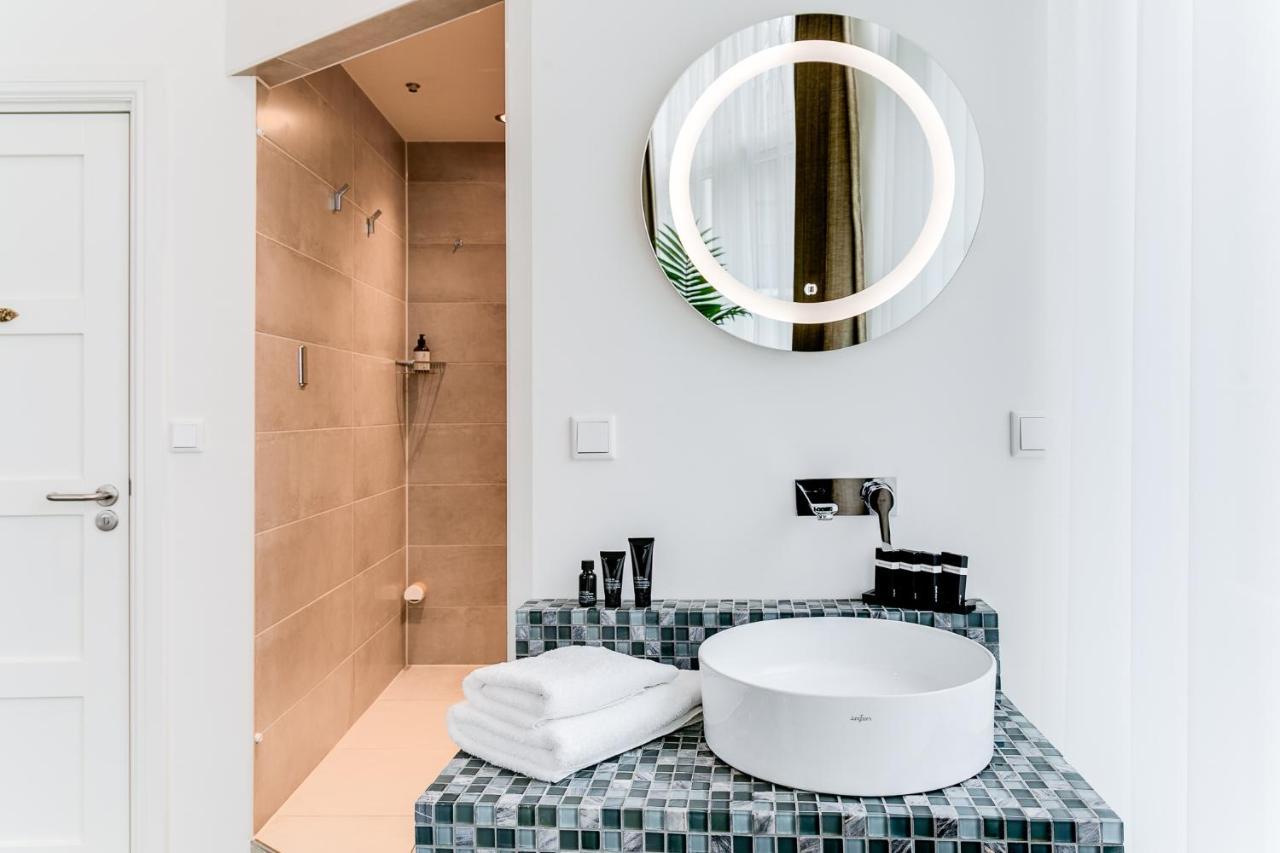 Brasss Hotel Suites Haarlem Eksteriør bilde Bathroom