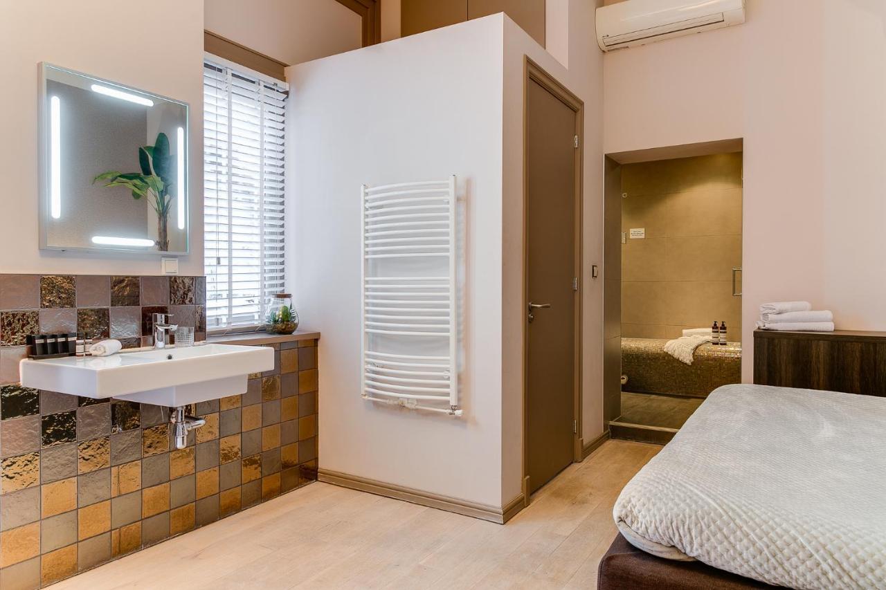 Brasss Hotel Suites Haarlem Eksteriør bilde A heated towel rail