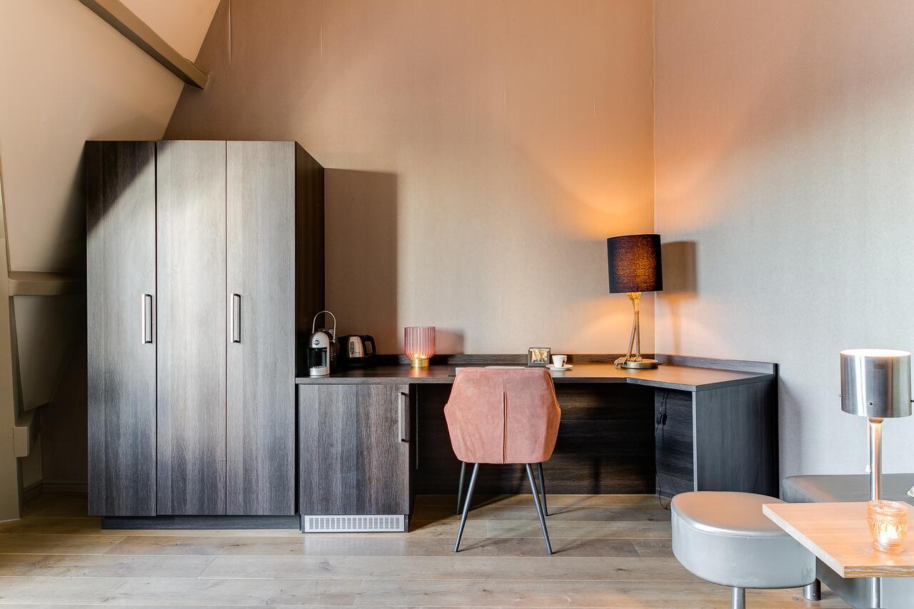 Brasss Hotel Suites Haarlem Eksteriør bilde A typical studio apartment