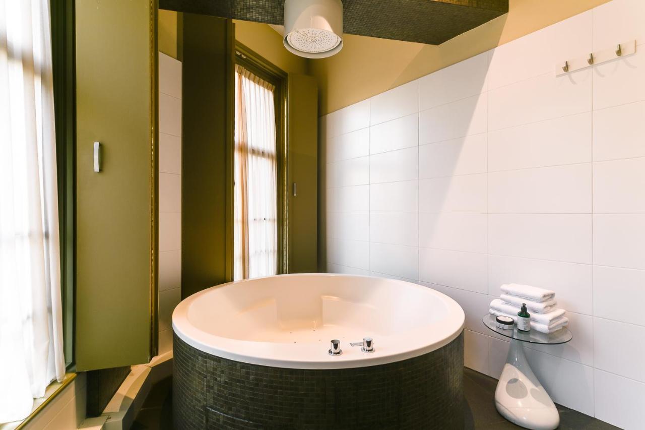 Brasss Hotel Suites Haarlem Eksteriør bilde A modern freestanding bathtub